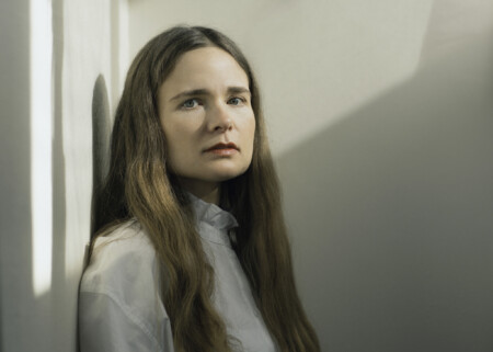 Portraitfoto Valeria Gordeev, die mit „Die Zikade entschlüpft ihrer goldglänzenden Hülle“ ihren Debütroman veröffentlicht
