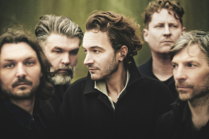Die fünf Mitglieder der Band Editors posieren für ein Bandportrait.