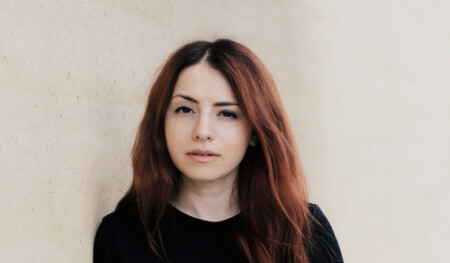 Portraitfoto Iryna Fingerova, die mit ihrem Roman „Zugwind“ auf Lesereise geht