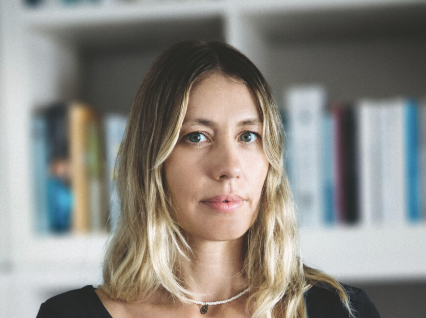 Portraitfoto Katharina Höftmann, zu deren Roman „Ozean“ wir ein Gewinnspiel anbieten