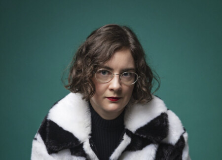 Portraitfoto Marlen Mairhofer, die mit „Alice“ ihren Debütroman veröffentlicht
