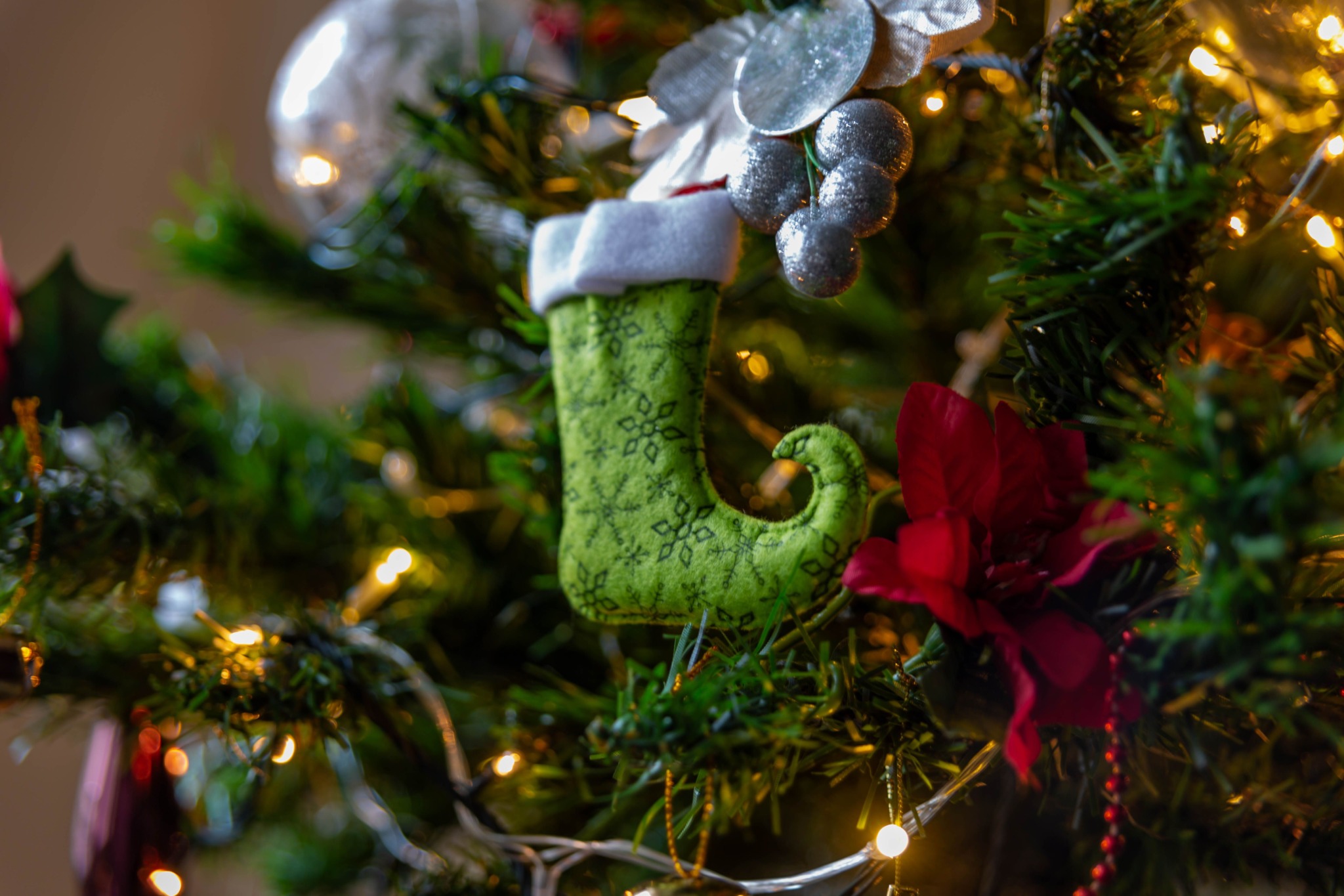 Festlicher Weihnachtsschmuck auf Tannengrün