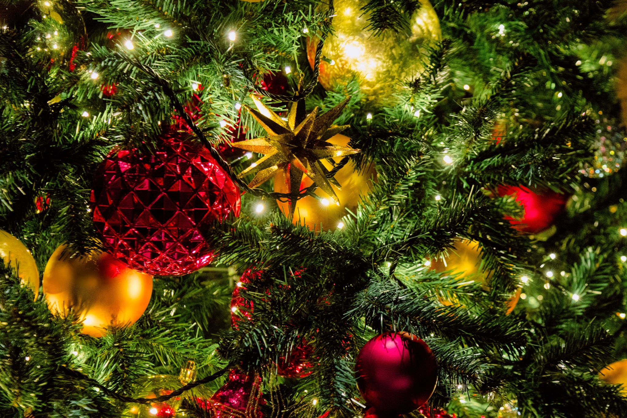Grüner Weihnachtsbaum mit roten und goldfarbenen Weihnachtskugeln