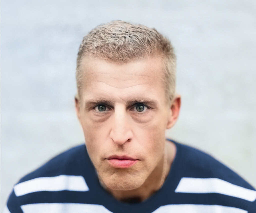Portraitfoto Benjamin von Stuckrad-Barre, der mit seinem Buch „Udo Fröhliche“ auf große Lesereise geht