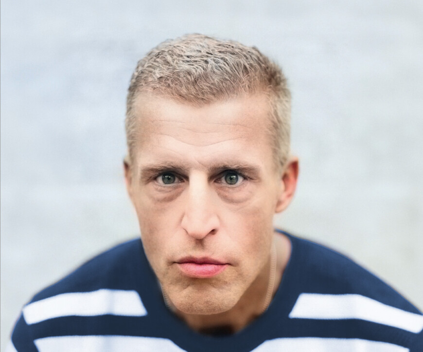 Portraitfoto Benjamin von Stuckrad-Barre, der mit seinem Buch „Udo Fröhliche“ auf große Lesereise geht