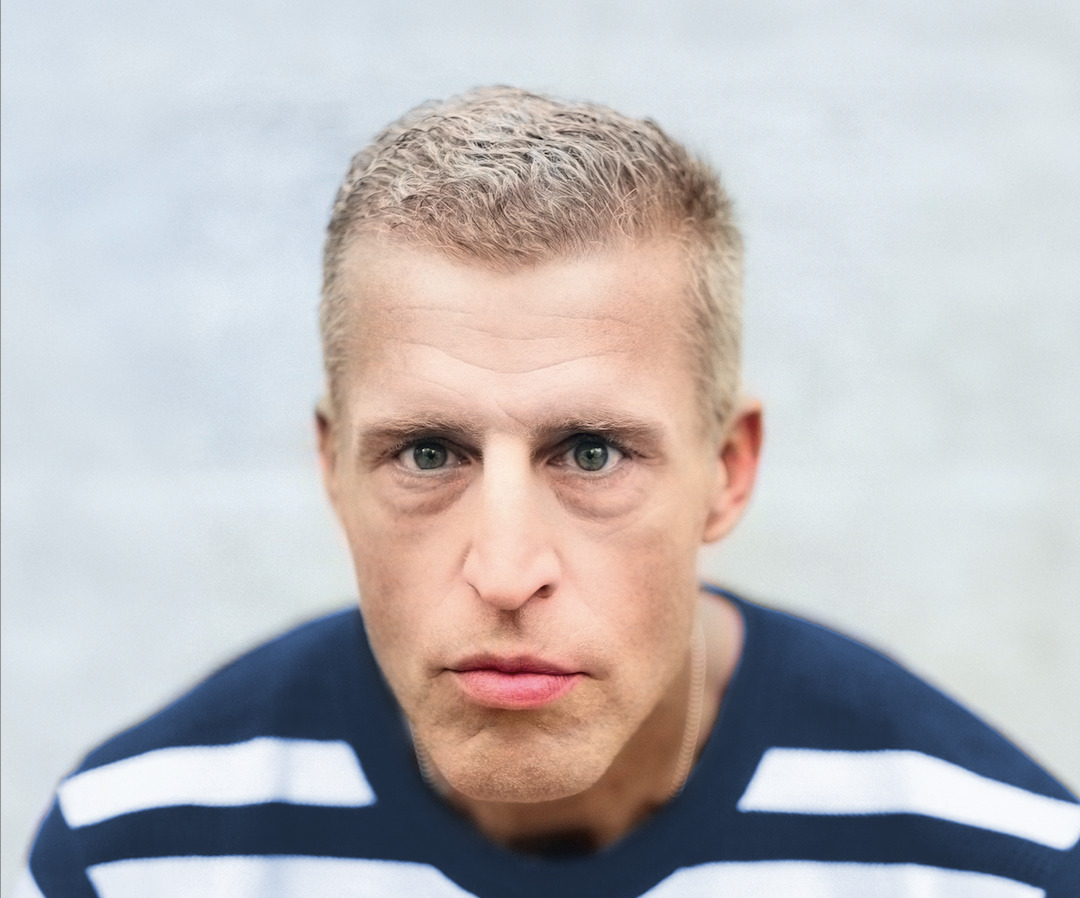 Portraitfoto Benjamin von Stuckrad-Barre, der mit seinem Buch „Udo Fröhliche“ auf große Lesereise geht
